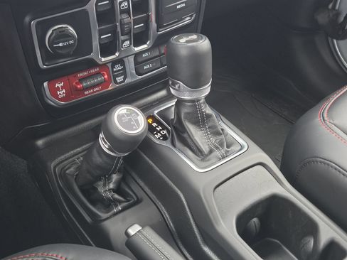 Used 2024 Jeep Wrangler Unlimited Rubicon AWD/4WD image 22