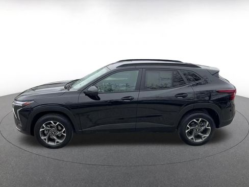 Used 2025 Chevrolet Trax LT w/ LT Convenience Package image 9