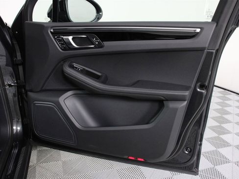 Used 2025 Porsche Macan image 23