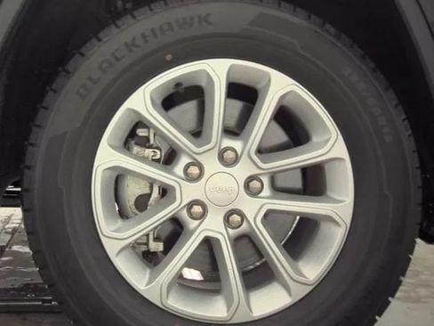 Used 2021 Jeep Grand Cherokee Laredo AWD/4WD image 13