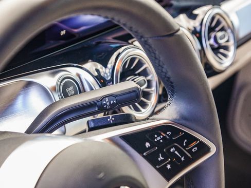 Used 2025 Mercedes-Benz EQB 250+ image 23