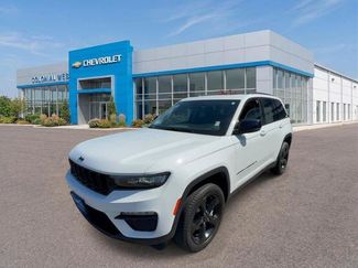 Used 2023 Jeep Grand Cherokee Limited w/ Black Appearance Package AWD/4WD video 1