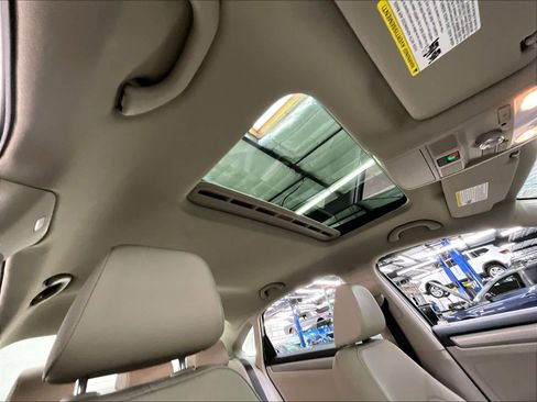 Used 2021 Volkswagen Passat 2.0T SE w/ Luggage Net & Mats Package image 18