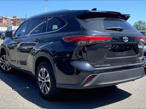 Used 2021 Toyota Highlander XLE FWD image 3