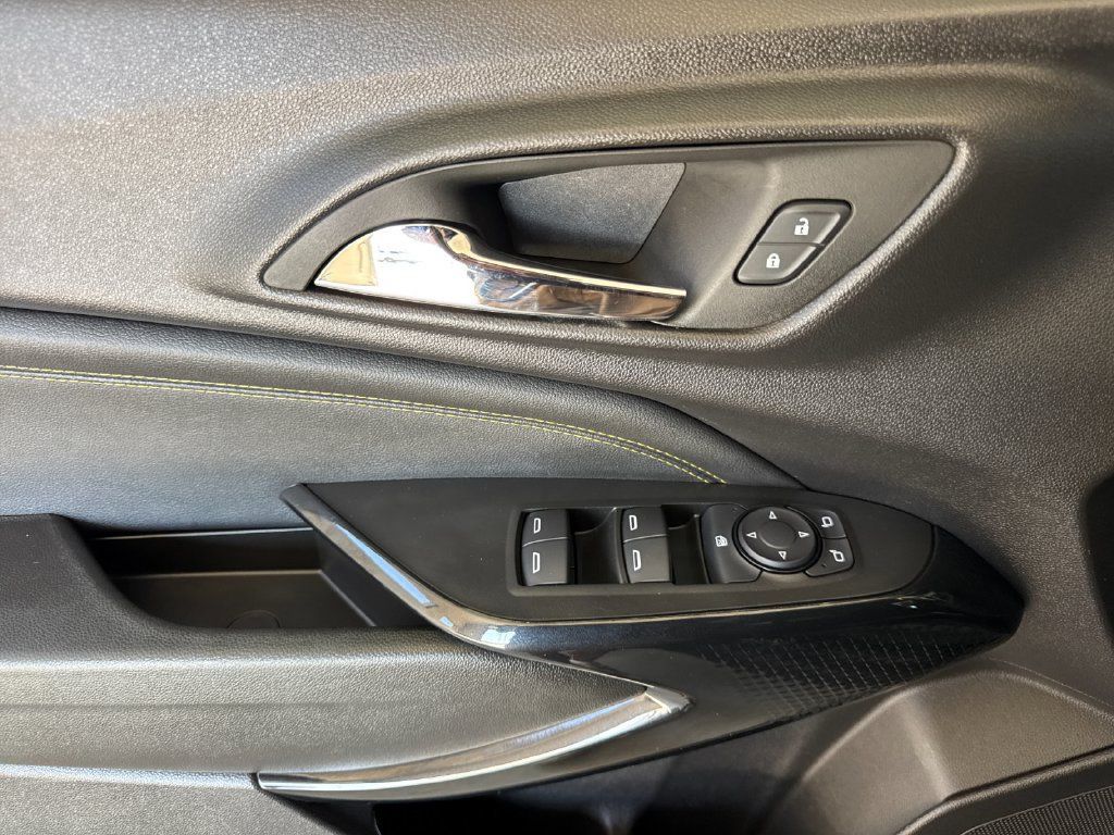 Used 2025 Chevrolet Trax LT FWD image 10
