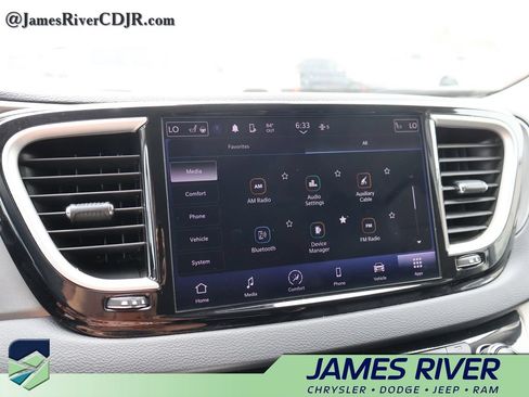 Used 2024 Chrysler Pacifica Touring-L FWD image 32