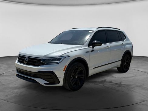 Used 2024 Volkswagen Tiguan SE R-Line AWD/4WD image 4