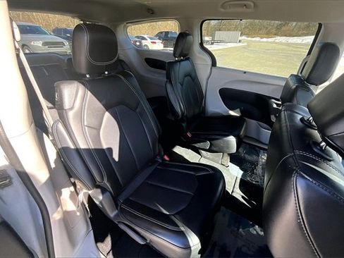 Used 2024 Chrysler Pacifica Touring-L image 27