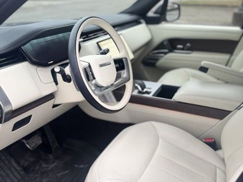 Used 2024 Land Rover Range Rover SE image 2