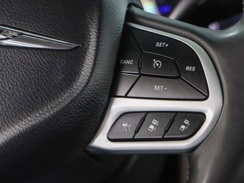 Used 2023 Chrysler Pacifica Touring-L image 14