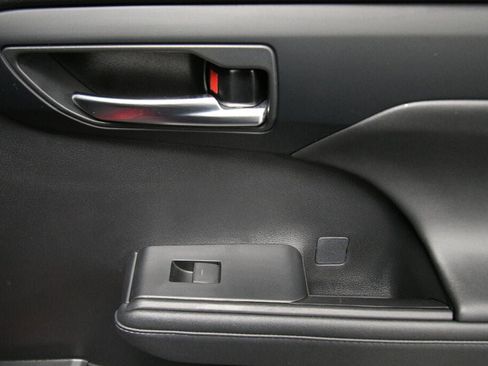 Used 2021 Toyota Highlander XLE image 37