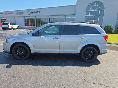 Used 2019 Dodge Journey SE w/ Connectivity Group FWD image 9