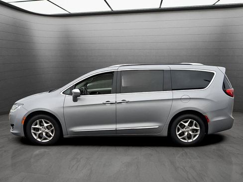 Used 2020 Chrysler Pacifica Limited image 2
