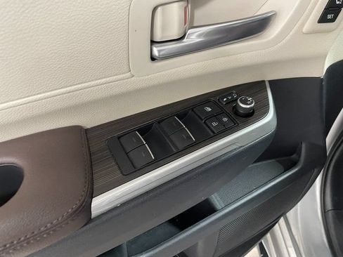 Used 2021 Toyota Sienna Platinum AWD/4WD image 20