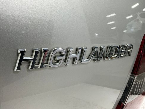 Used 2007 Toyota Highlander 4WD V6 w/ 3rd Row image 10