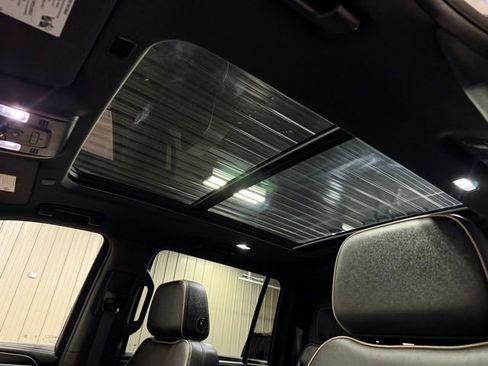 Used 2023 GMC Yukon XL SLT w/ SLT Premium Package AWD/4WD image 47