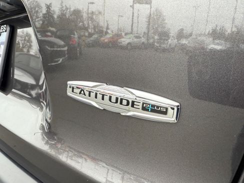 Used 2019 Jeep Cherokee Latitude Plus AWD/4WD image 5
