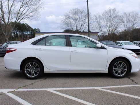 Used 2016 Toyota Camry SE image 5
