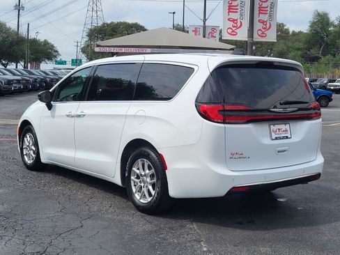 Used 2025 Chrysler Pacifica Select FWD image 5