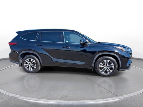 Used 2022 Toyota Highlander XLE AWD/4WD image 9