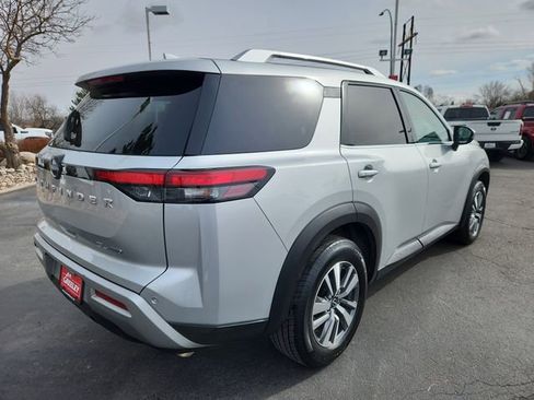 Certified 2025 Nissan Pathfinder SL image 3