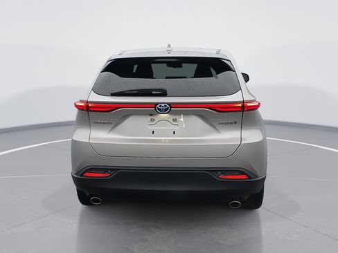 Used 2022 Toyota Venza LE image 4