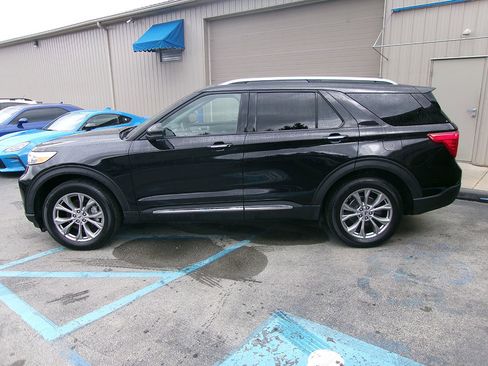 Used 2022 Ford Explorer Limited w/ Equipment Group 301A image 3