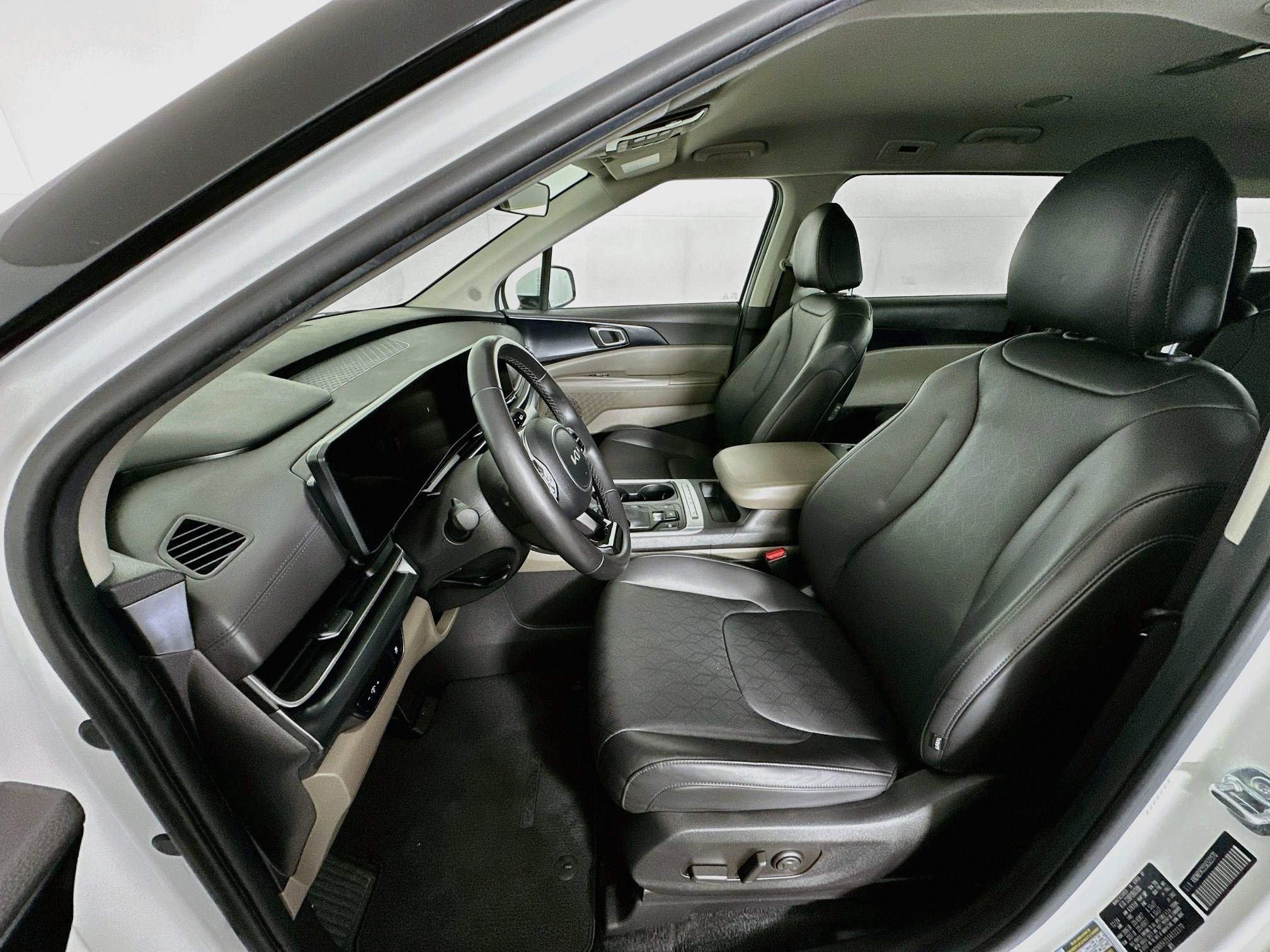 Used 2025 Kia Carnival FWD image 13