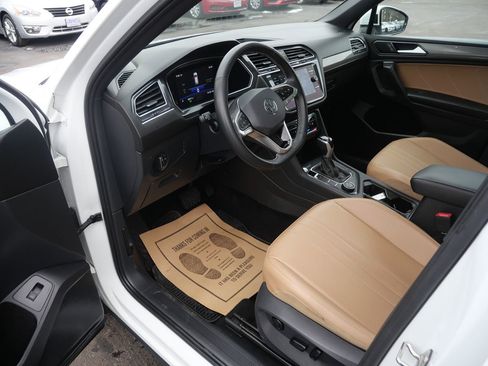 Used 2022 Volkswagen Tiguan SE w/ Panoramic Sunroof Package image 9