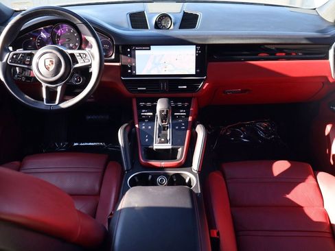 Certified 2022 Porsche Cayenne Platinum Edition image 22