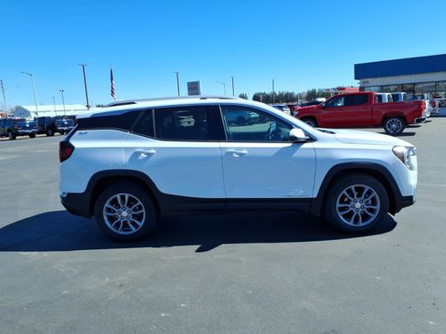 Used 2024 GMC Terrain SLT image 7