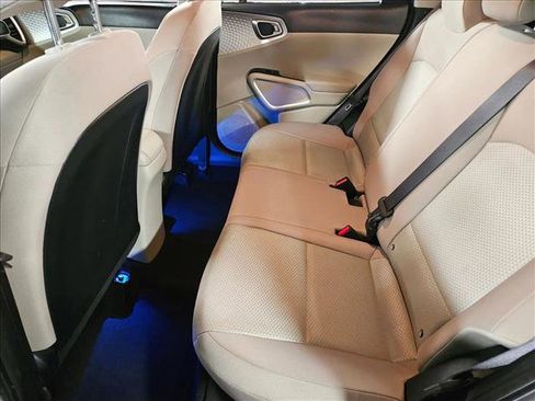 Used 2022 Kia Soul LX image 16