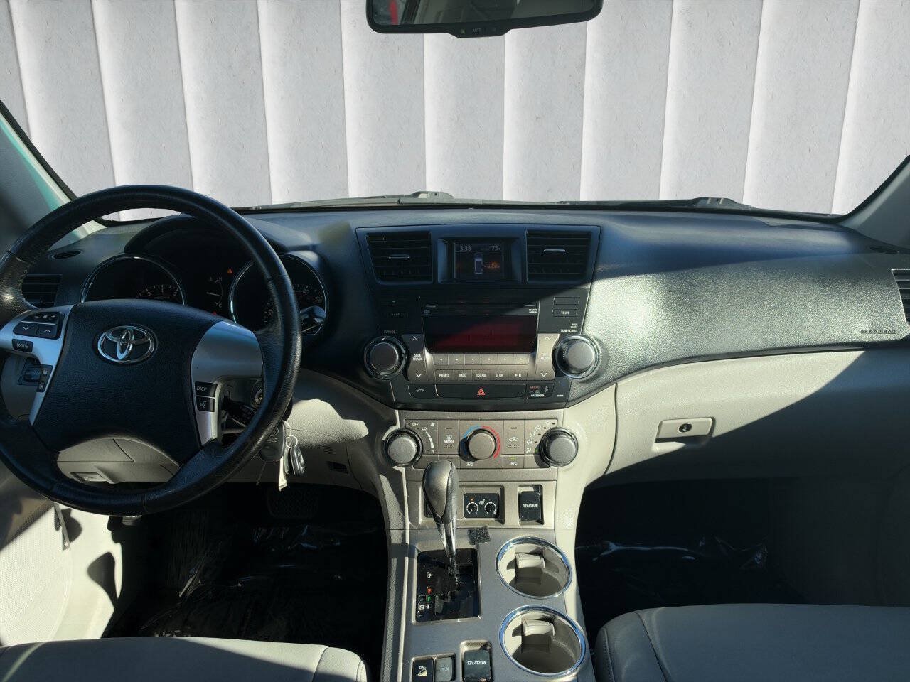 Used 2012 Toyota Highlander SE w/ Tow Pkg AWD/4WD image 12