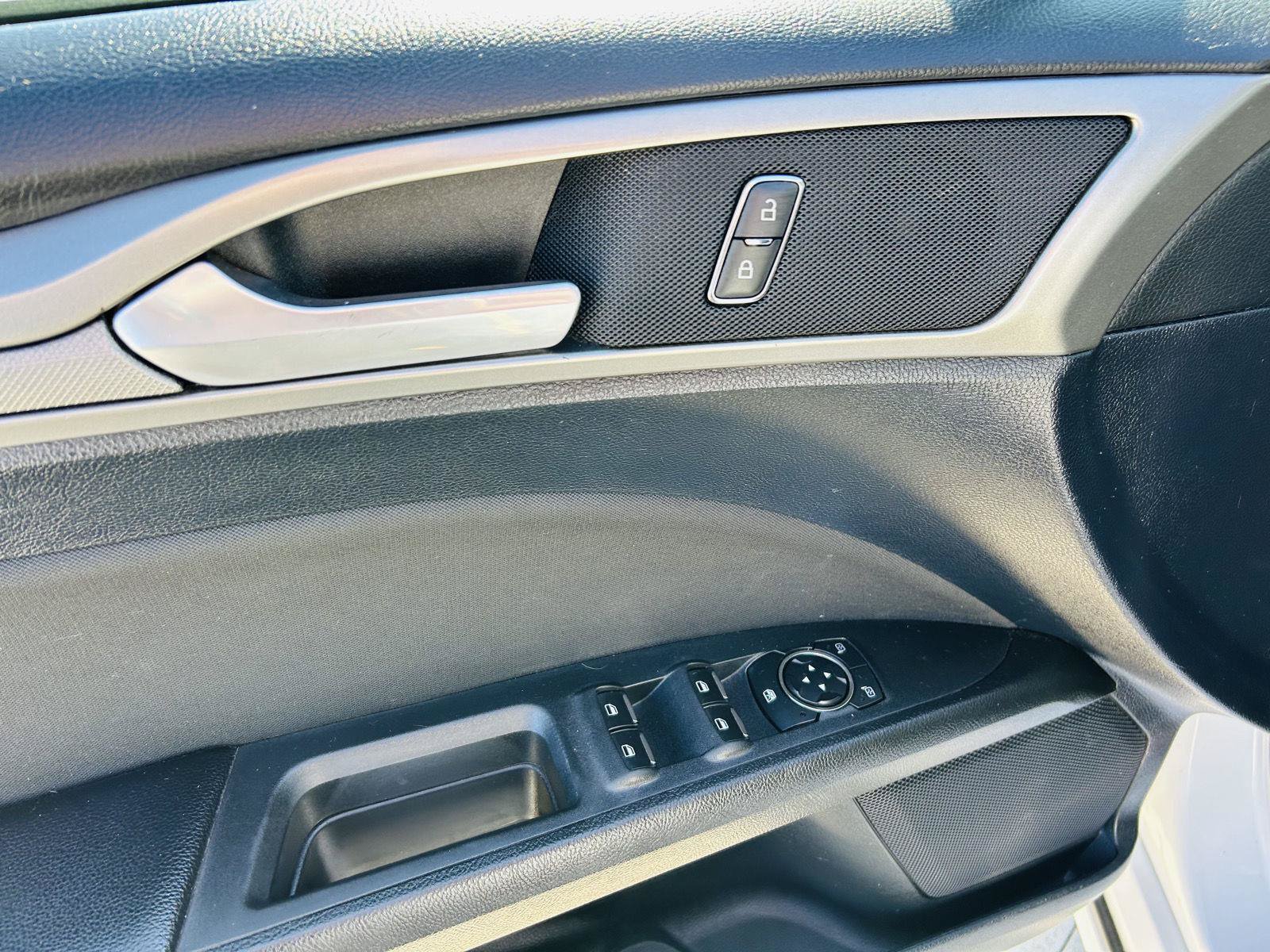 Used 2019 Ford Fusion SE FWD image 9
