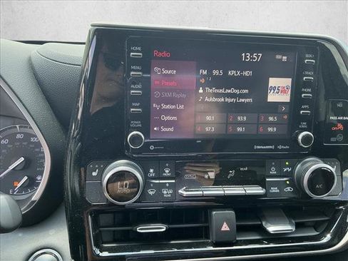 Used 2020 Toyota Highlander XLE FWD image 11