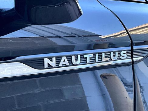 Used 2022 Lincoln Nautilus Reserve w/ Monochromatic Package image 9