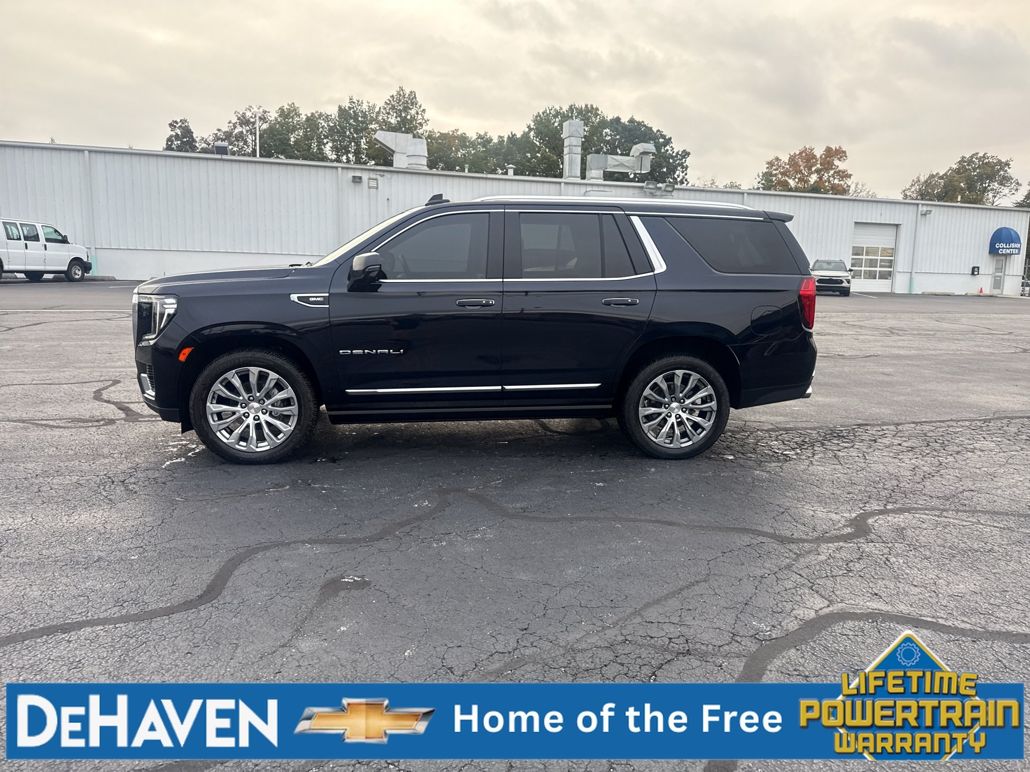 Used 2022 GMC Yukon Denali w/ Denali Premium Package AWD/4WD image 3