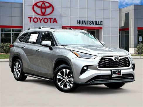 New 2025 Toyota Highlander XLE image 1