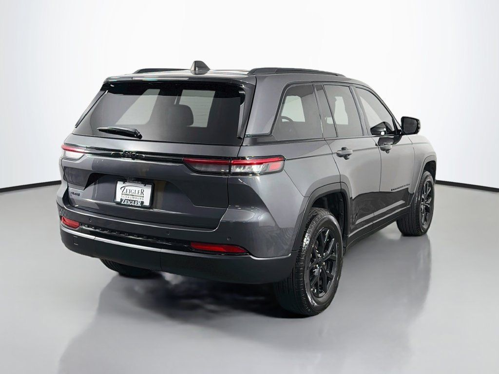 Used 2024 Jeep Grand Cherokee Altitude AWD/4WD image 7