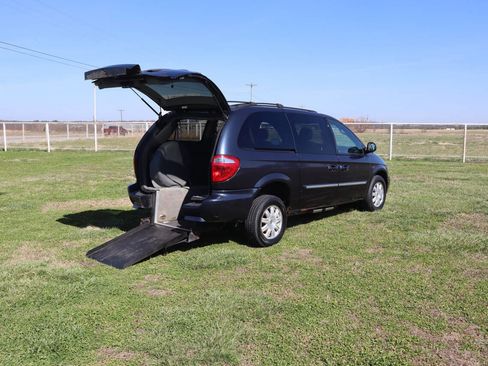 Used 2007 Chrysler Town & Country Touring w/ Leather Interior Group image 22