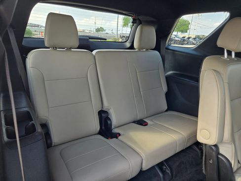 Used 2022 Chevrolet Traverse LT FWD image 24