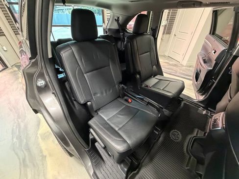 Used 2017 Toyota Highlander Limited AWD/4WD image 5