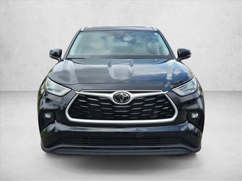 Used 2024 Toyota Highlander XLE FWD image 2