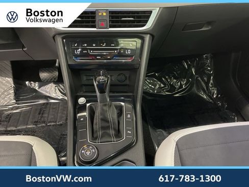 Used 2025 Volkswagen Taos SE w/ Panoramic Sunroof Package image 17