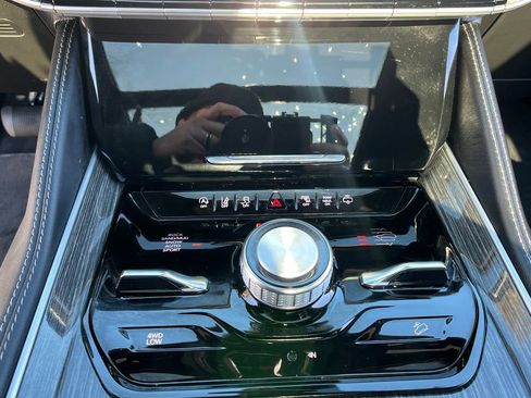 Used 2022 Jeep Wagoneer Series III w/ Premium Group I image 17