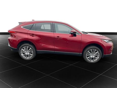 Used 2024 Toyota Venza XLE image 6