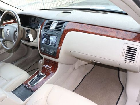 Used 2006 Cadillac DTS Luxury II w/ Sun And Sound Package image 23