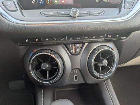 Used 2025 Chevrolet Blazer LT FWD image 17