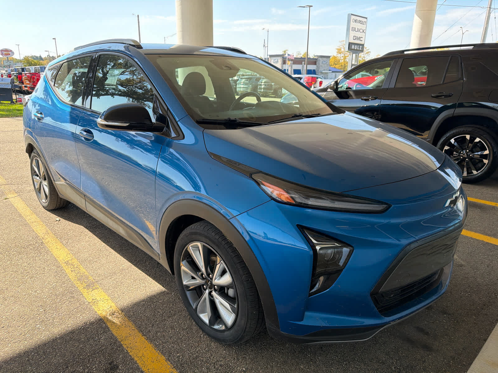 Used 2022 Chevrolet Bolt EUV LT w/ Convenience Package FWD image 3