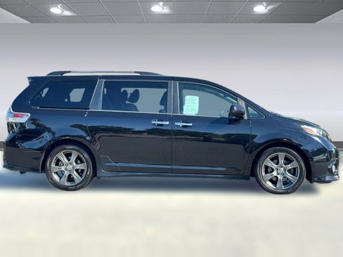 Used 2017 Toyota Sienna SE FWD image 8